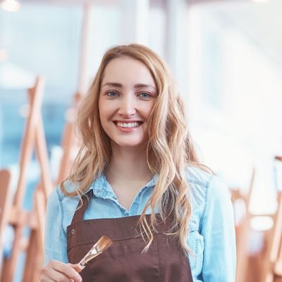 young-artist-with-a-palette-T42UFEW.jpg